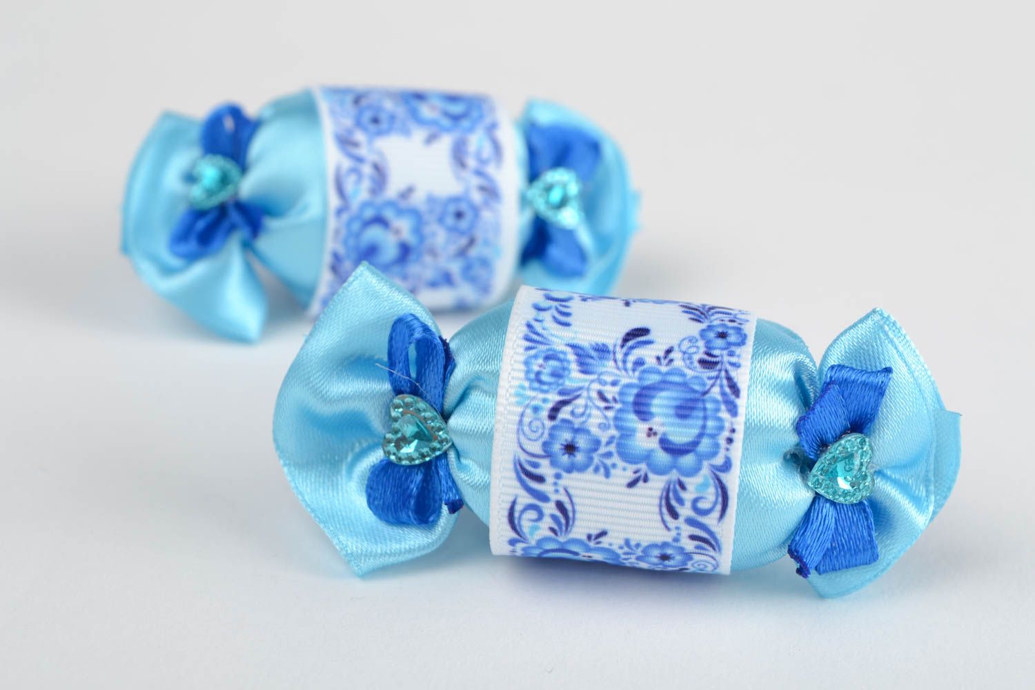 Conjunto de dos coleteros de pelo azules artesanales con forma de bombones foto 1