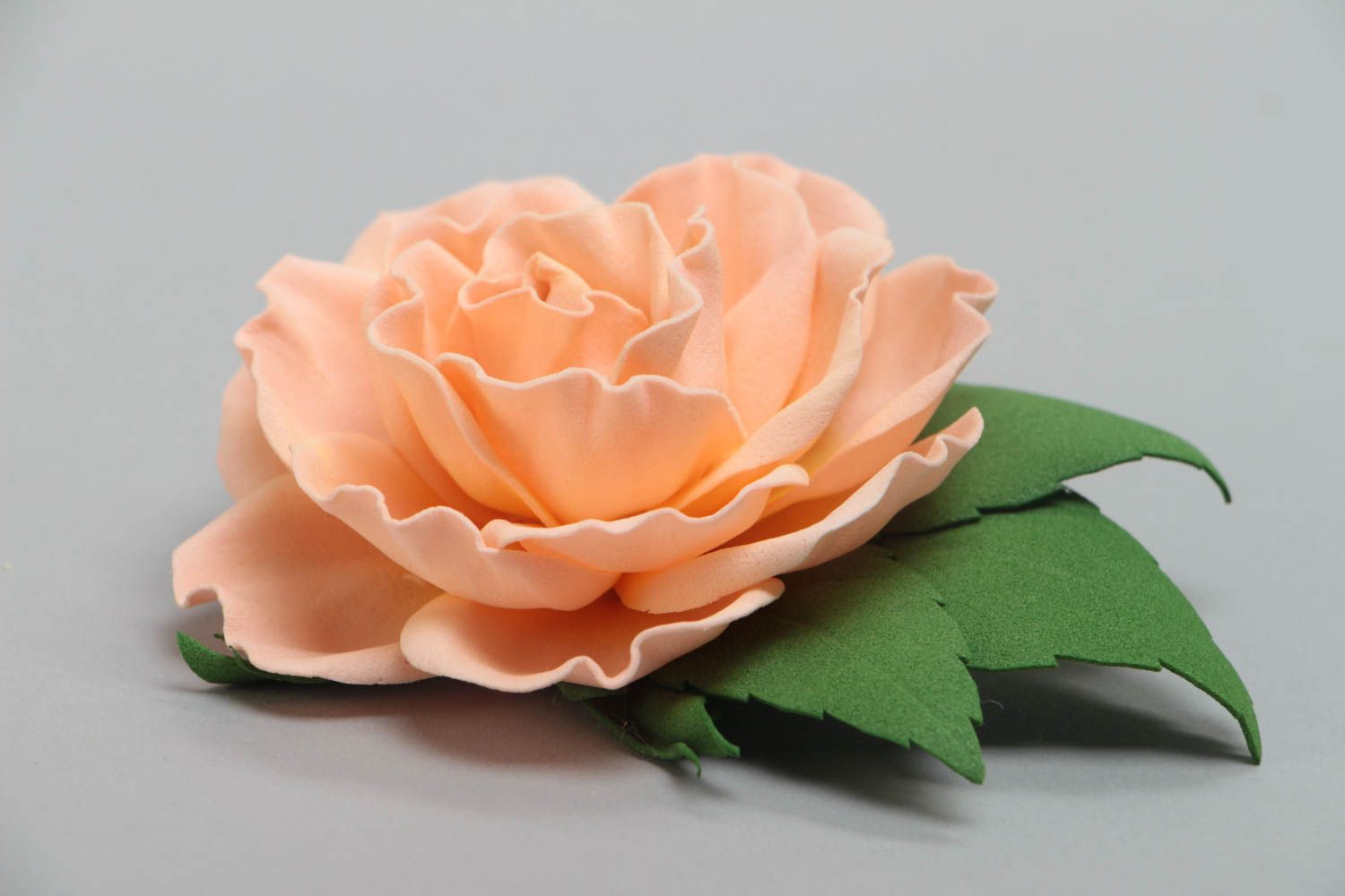Брошь-заколка из фоамирана в виде персиковой розы украшение ручной работы  фото 3