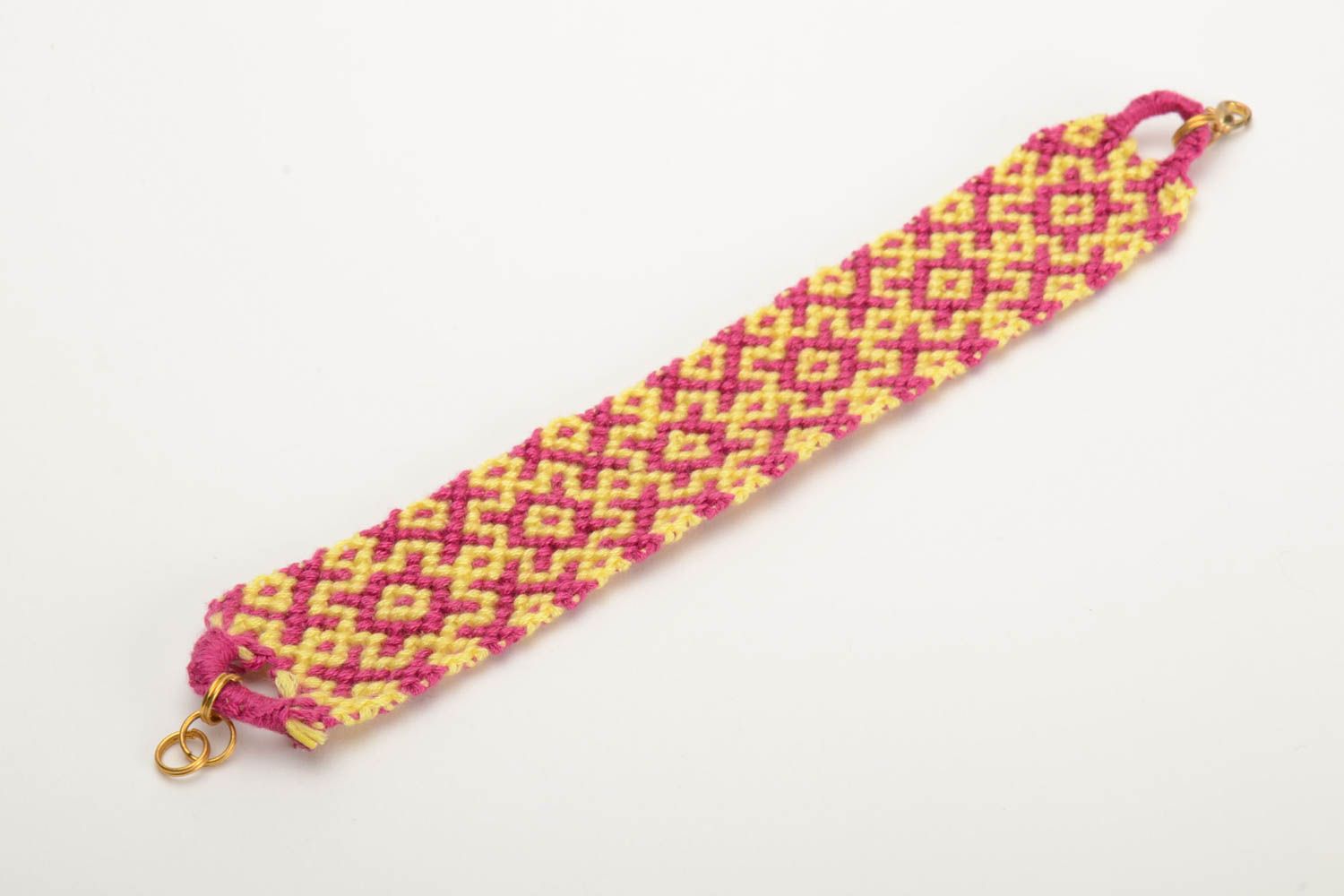 Плетеный браслет из ниток мулине ручной работы широкий красивый розово-желтый фото 4