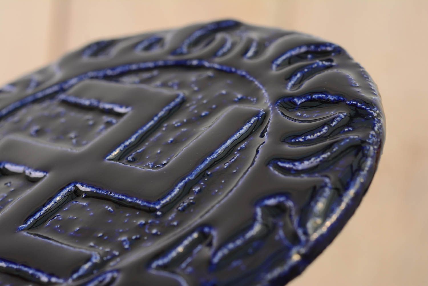 Pingente talismã de cerâmica na forma de prato coberto com esmalte Ingle foto 2