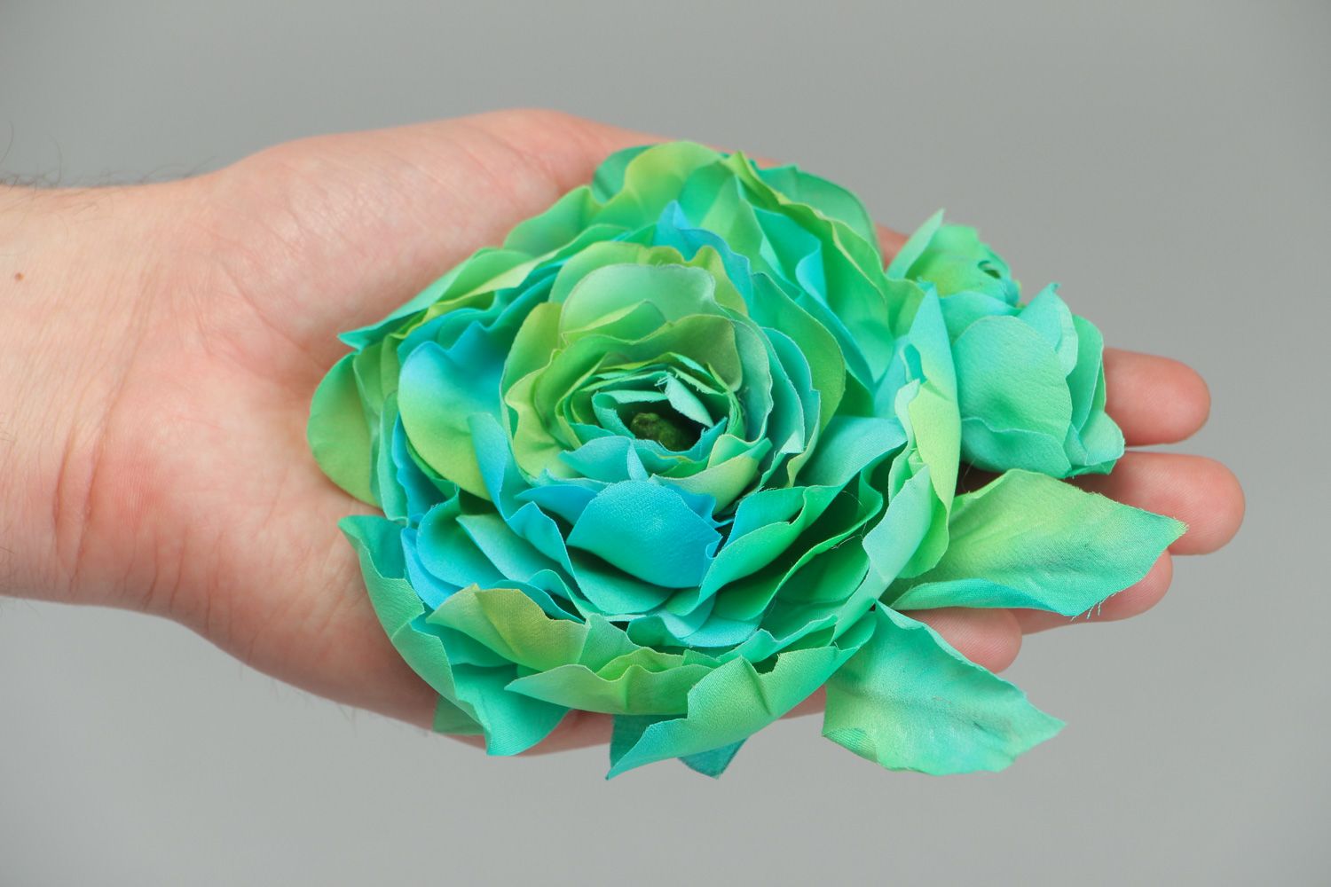 Брошь из шелка роза объемная в романтическом стиле голубая фото 4