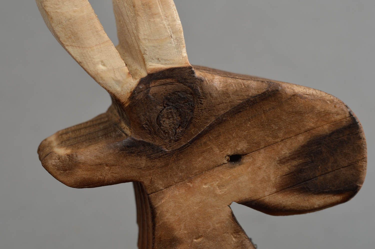Originelle geschnitzte handgemachte Figurine aus Holz Ziege  foto 5
