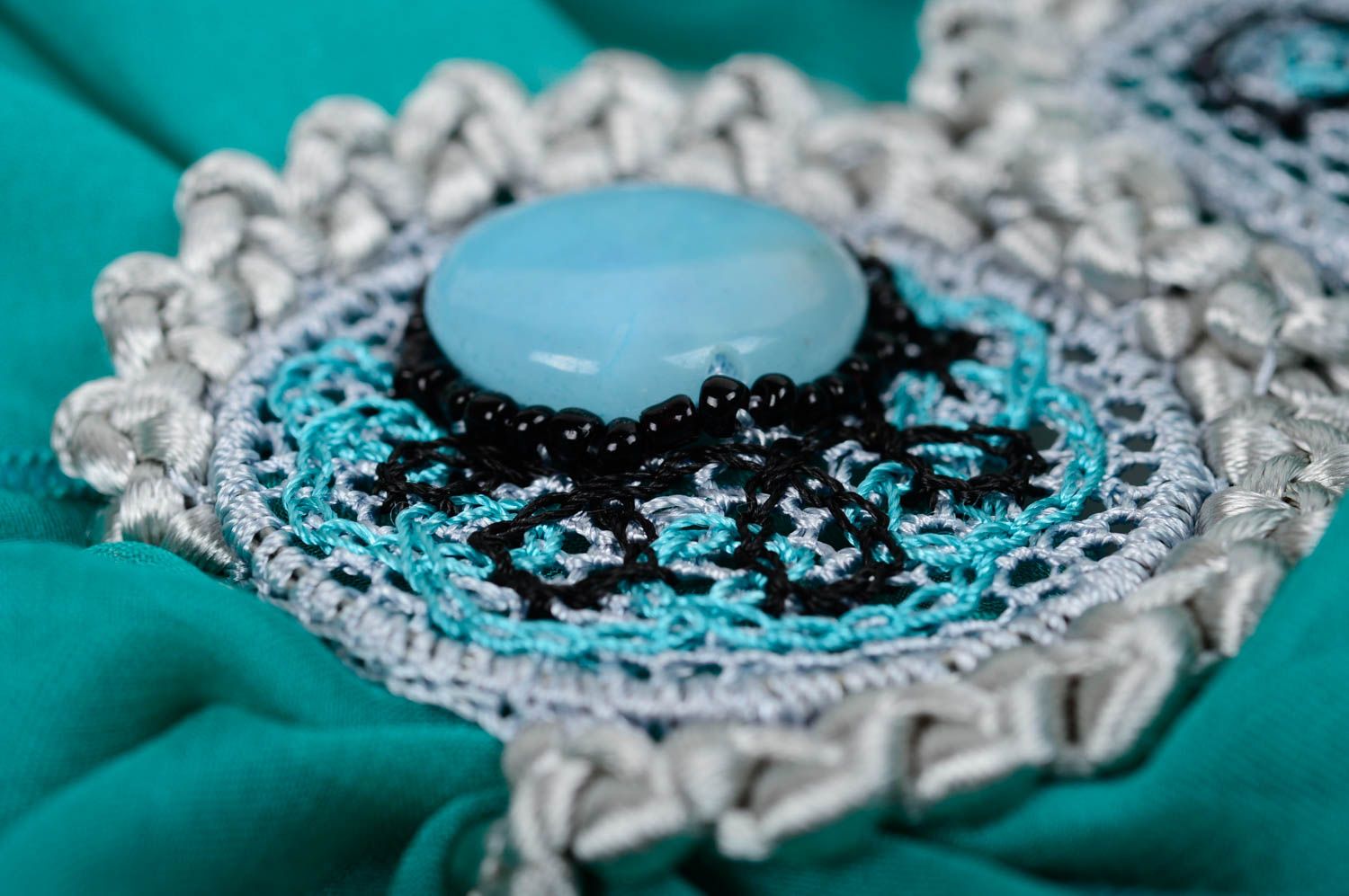 Pañuelo hecho a mano de chifón azul claro con broche accesorio de mujer foto 3