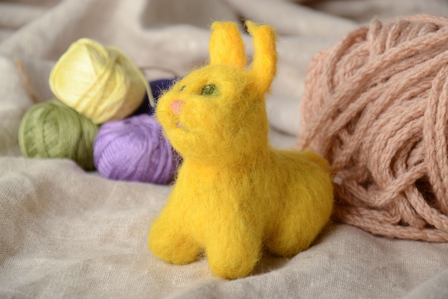 Валяная игрушка желтый заяц фигурка для декора дома фото 1