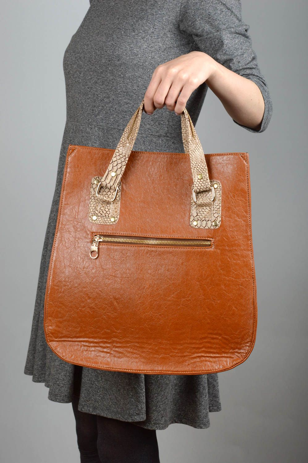 Сумка ручной работы сумка на плечо сумка из кожзама коричневая стильная большая фото 6
