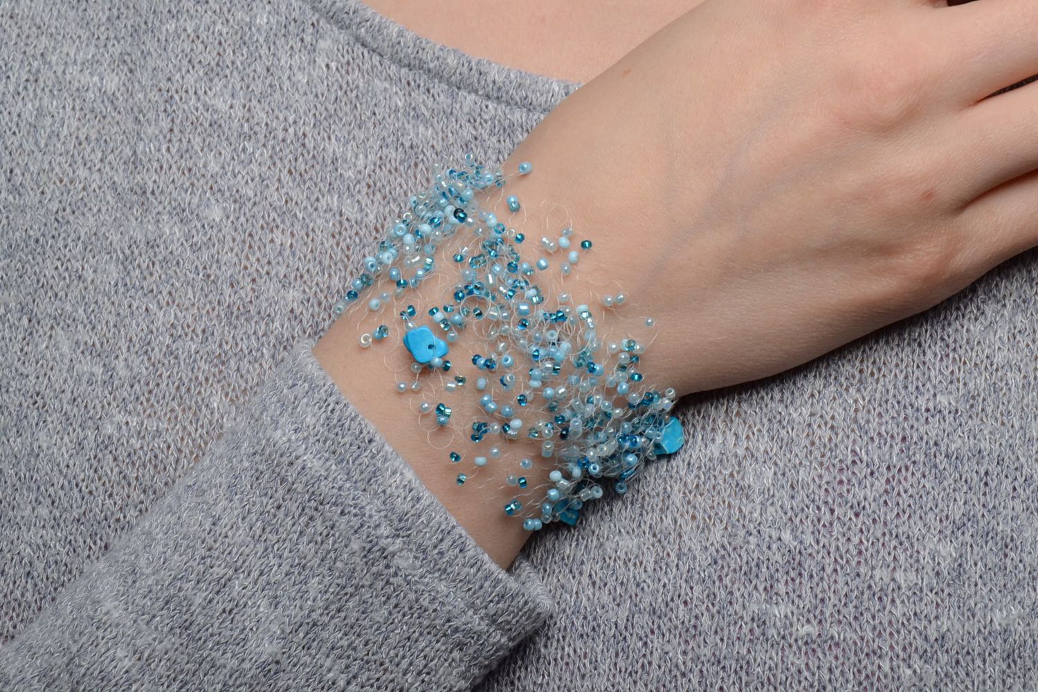 Handgemachtes Armband aus Glasperlen luftig und hellblau für Sommerlook geflochten foto 1