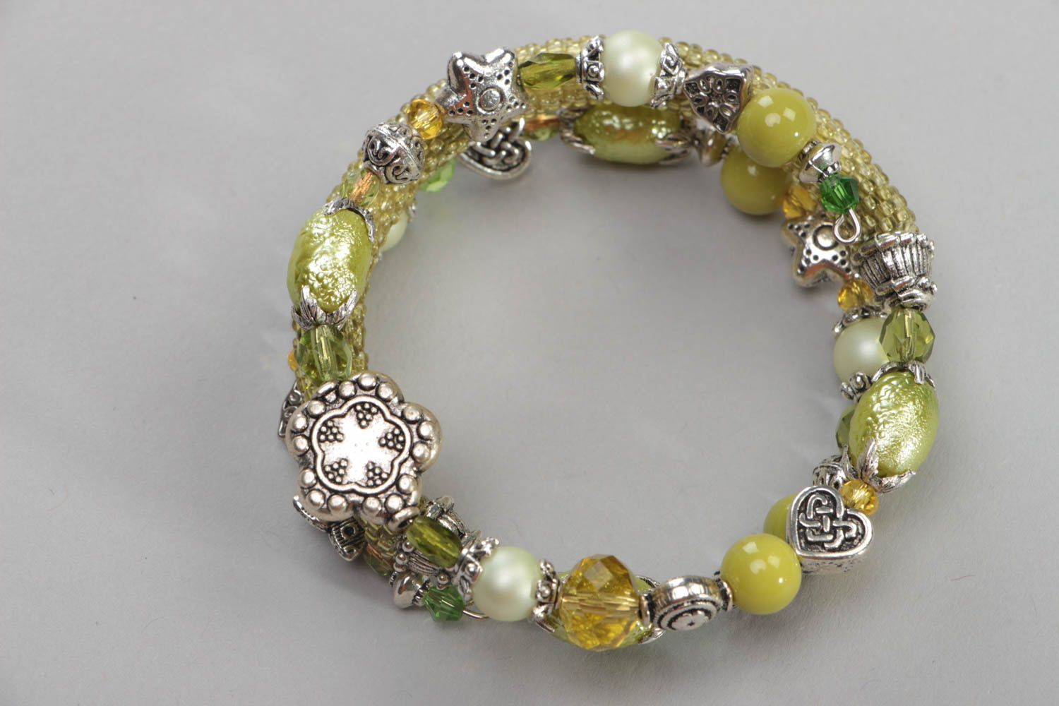 Large bracelet en perles de rocaille et perles fantaisie vert fait main photo 2