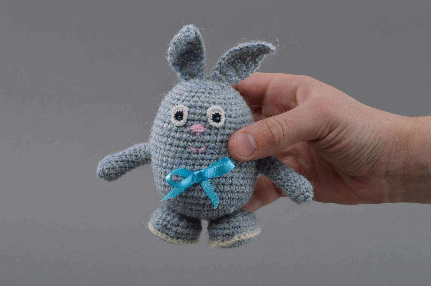 Мягкая вязаная игрушка в виде зайчонка серая маленькая с бантом ручная работа фото 4