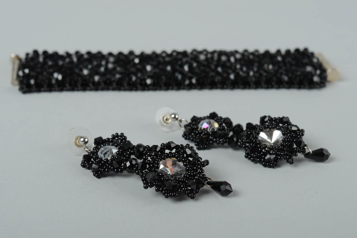 Boucles d'oreilles faites main Bracelet design noir Accessoires femme design photo 2