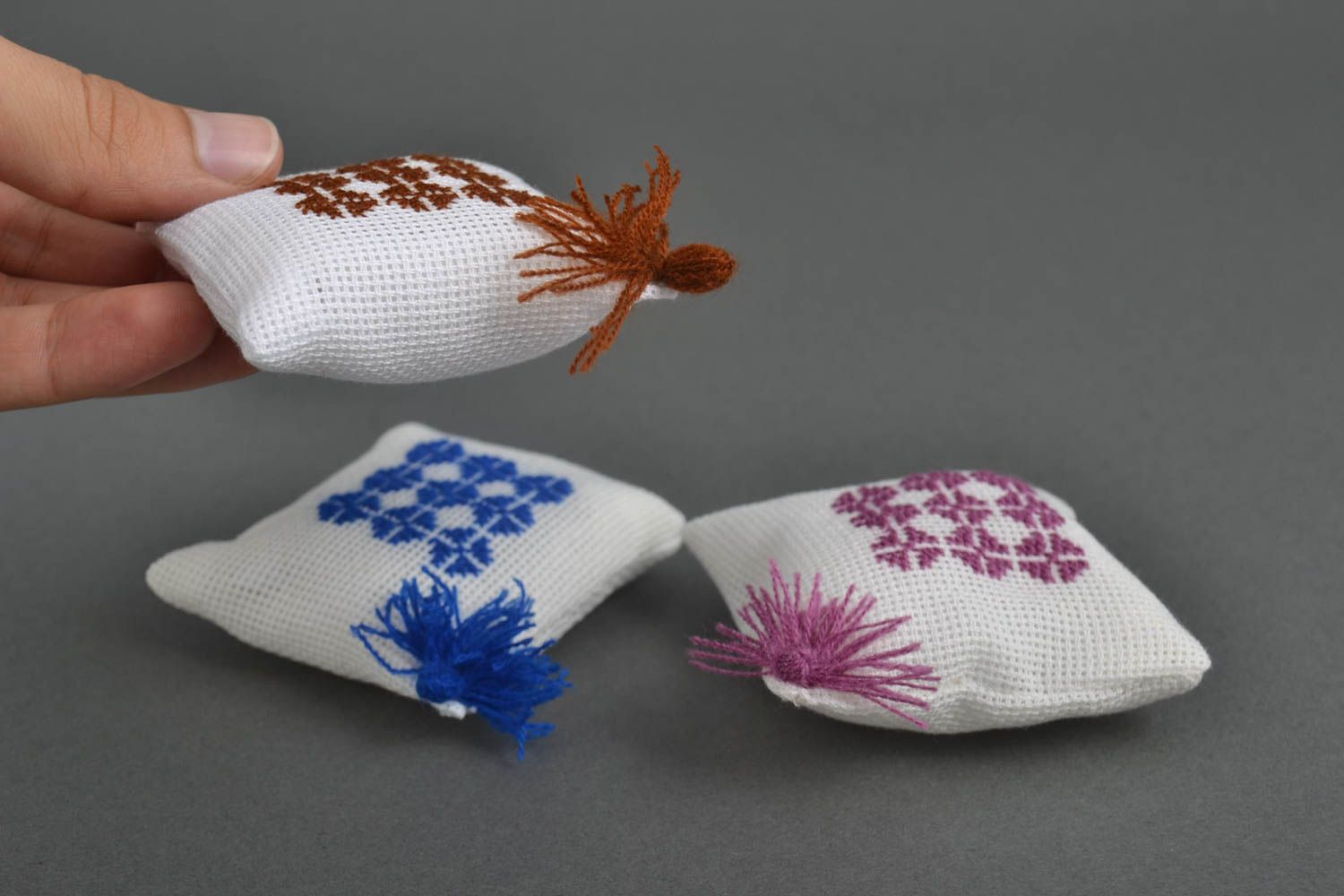 Alfileteros de tela hechos a mano almohadillas para agujas elementos decorativos foto 4
