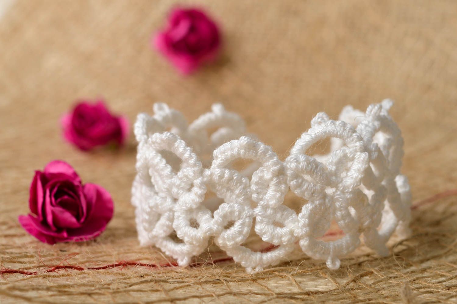 Bracelet textile Bijou fait main au crochet blanc Accessoire femme design photo 1