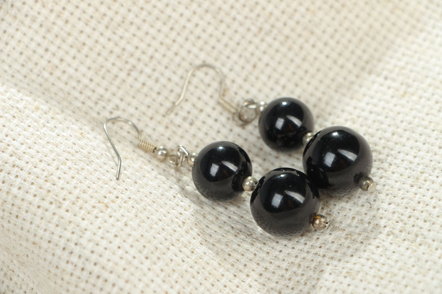 Boucles d'oreilles en perles plastiques noires  photo 4