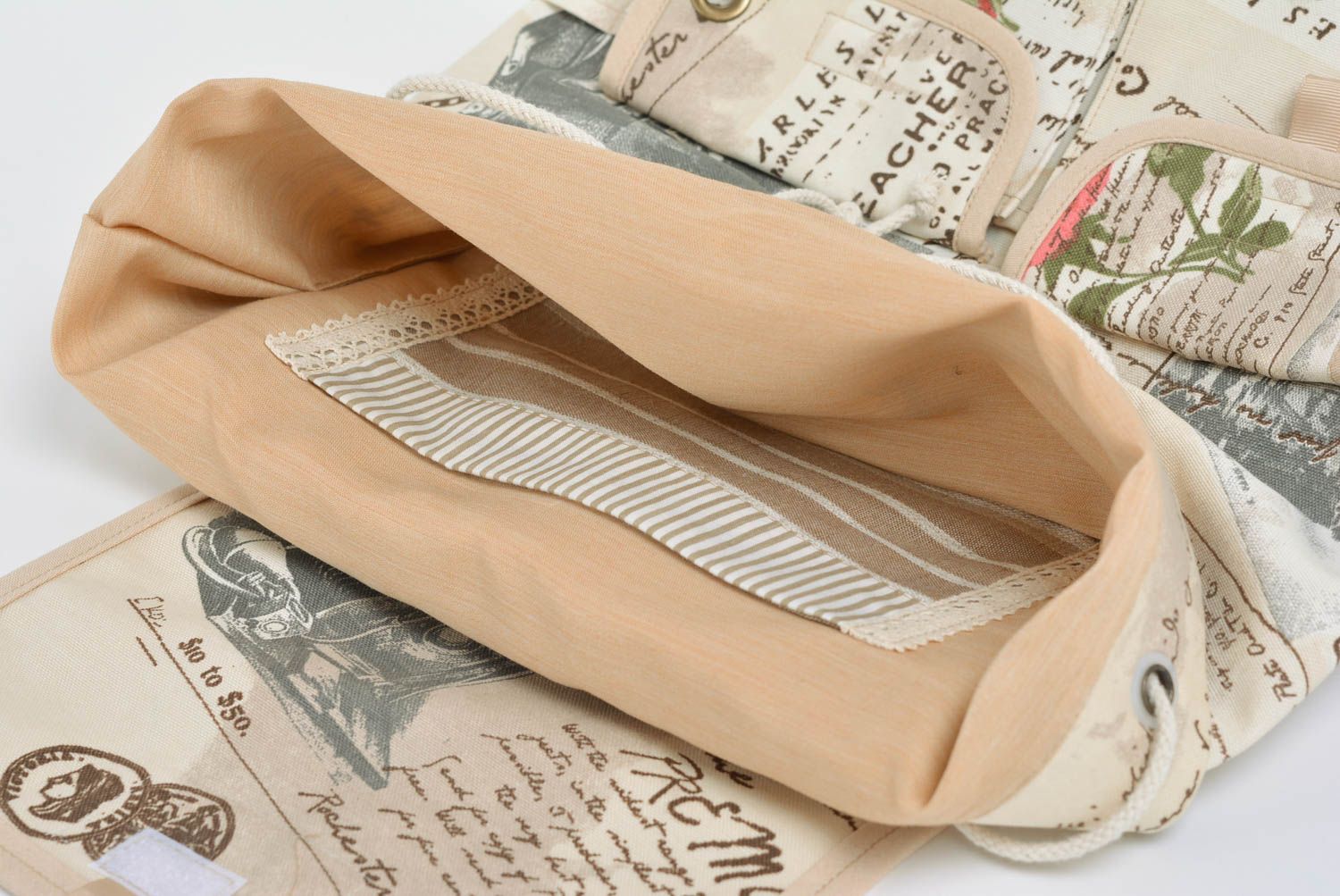 Kleiner heller handgemachter Frauen Rucksack mit Print aus Baumwolle genäht foto 4
