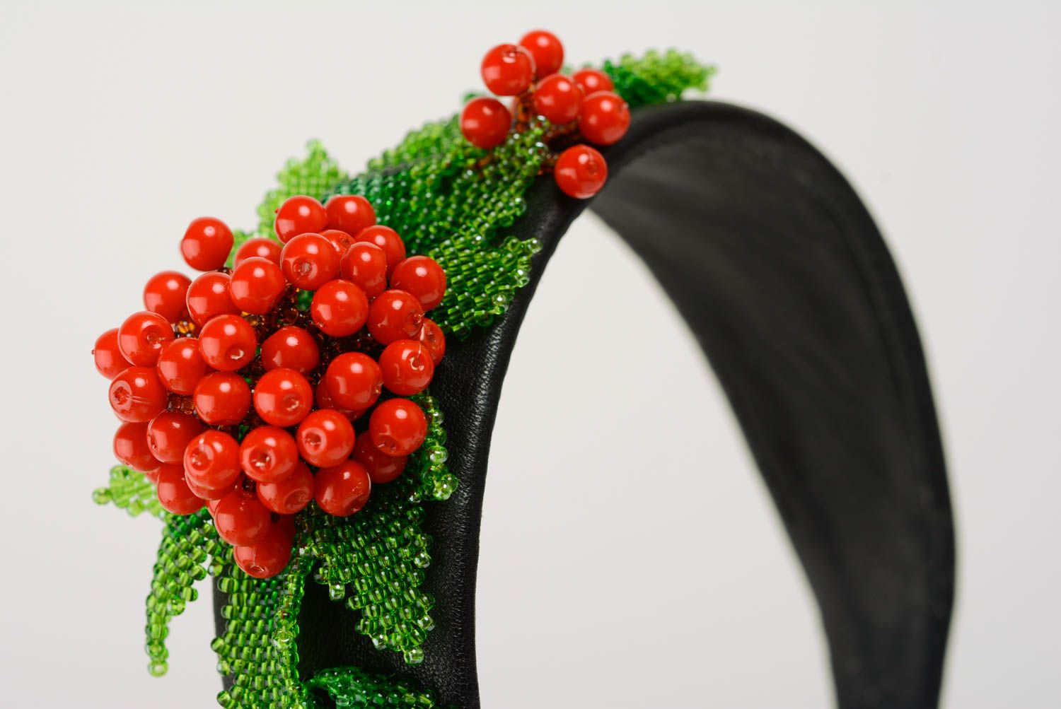 Обруч с ягодами калины черный с бисером оригинальный нарядный ручной работы фото 4