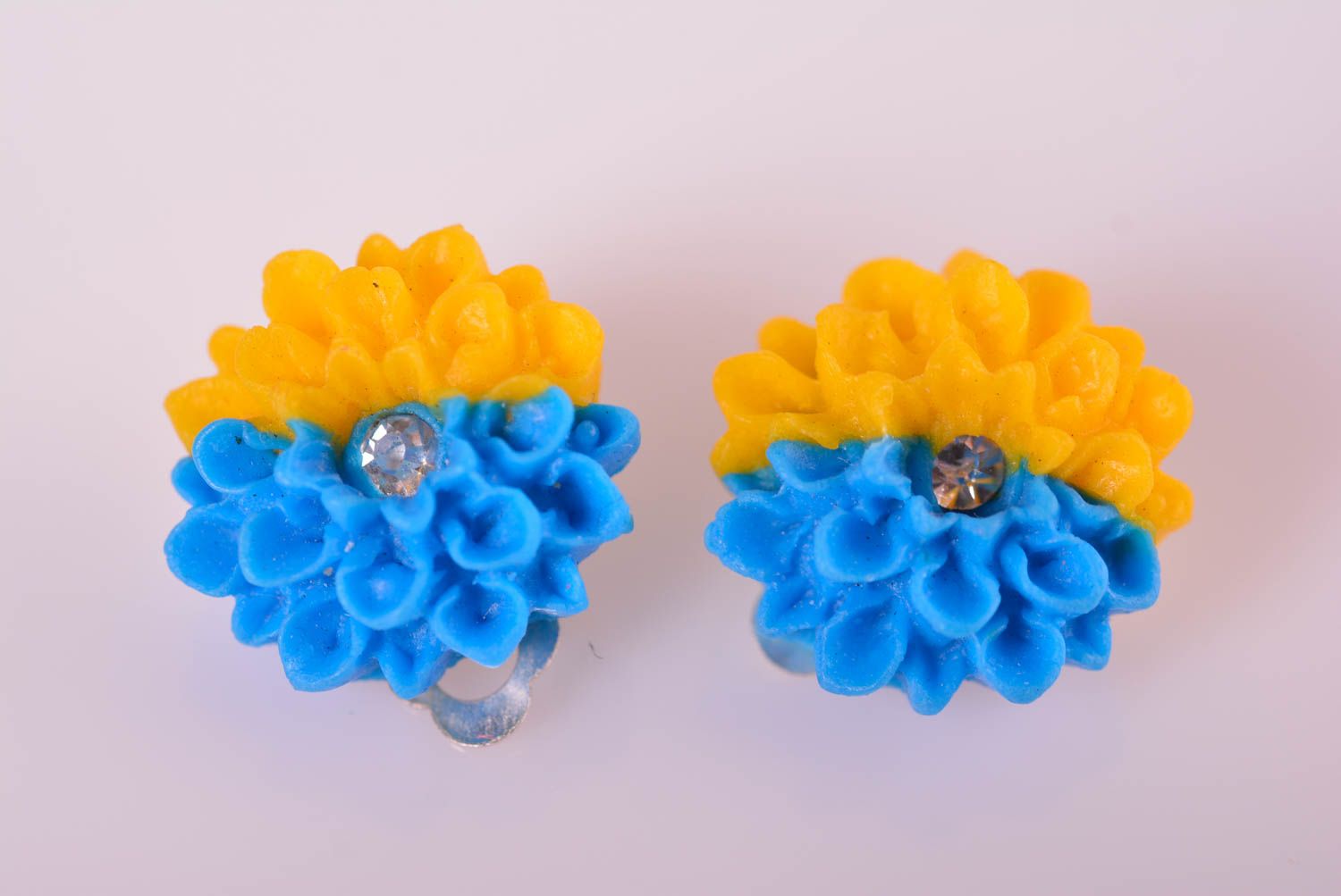 Модные серьги украшение ручной работы серьги клипсы из пластики яркие цветы фото 3