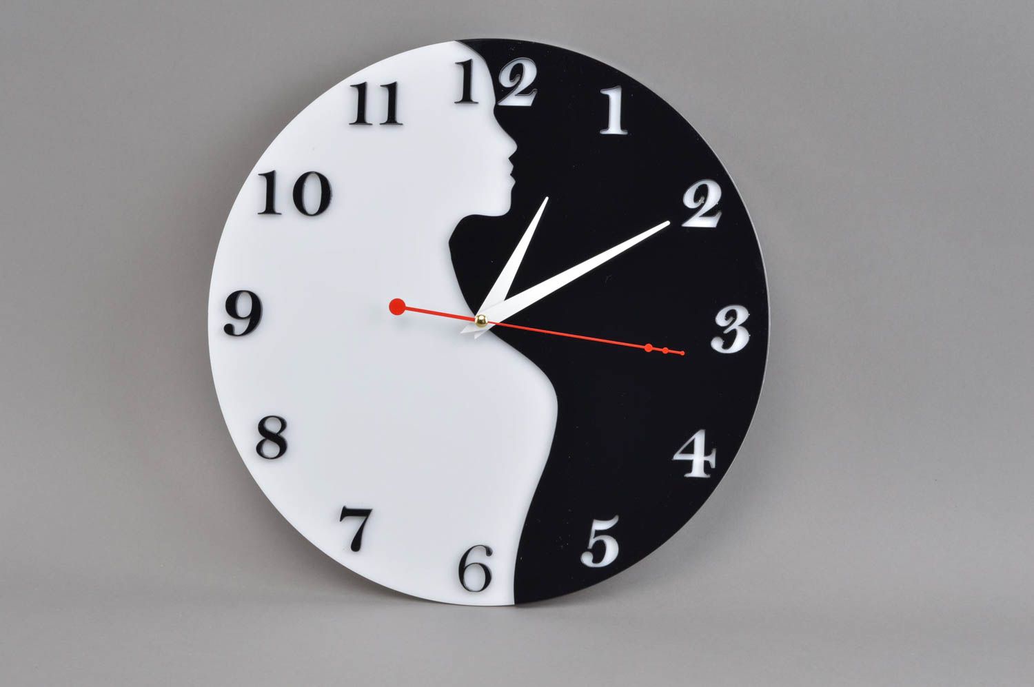 Черно белые часы из акрилового стекла ручной работы круглой формы Девушка фото 2