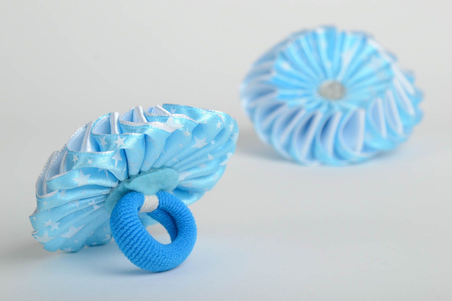 Резинки для волос из атласных лент голубые в технике канзаши набор 2 аксессуара фото 3