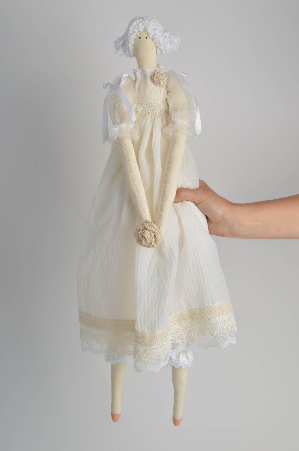 Muñeca de tela artesanal blanca en vestido para interior bonita foto 2