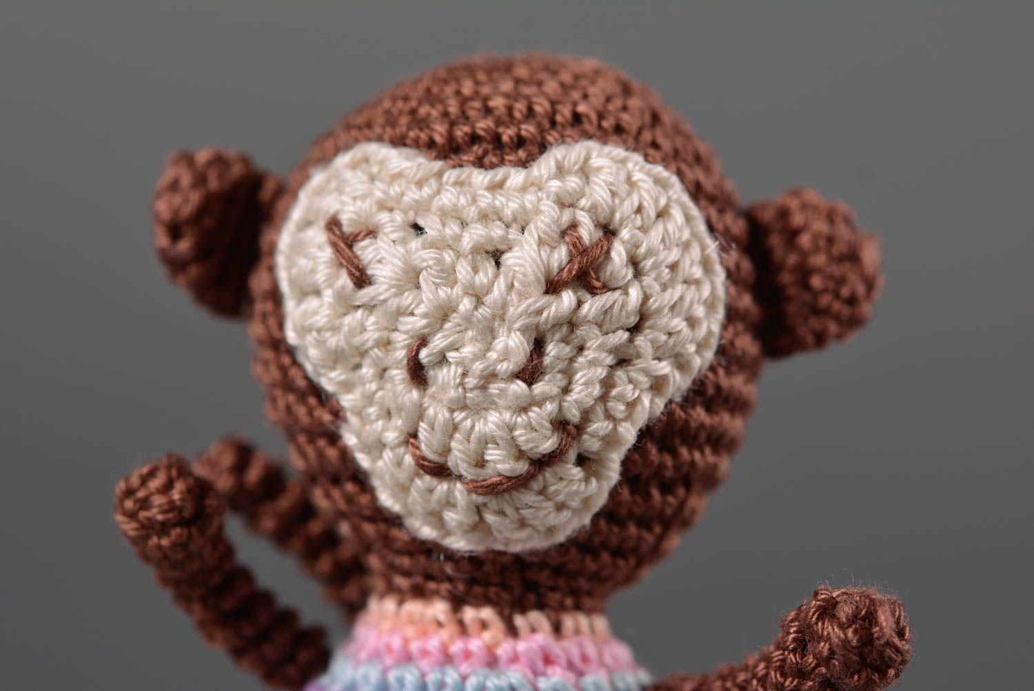 Peluche singe en robe faite main Jouet tricot en coton au crochet Cadeau enfant photo 2
