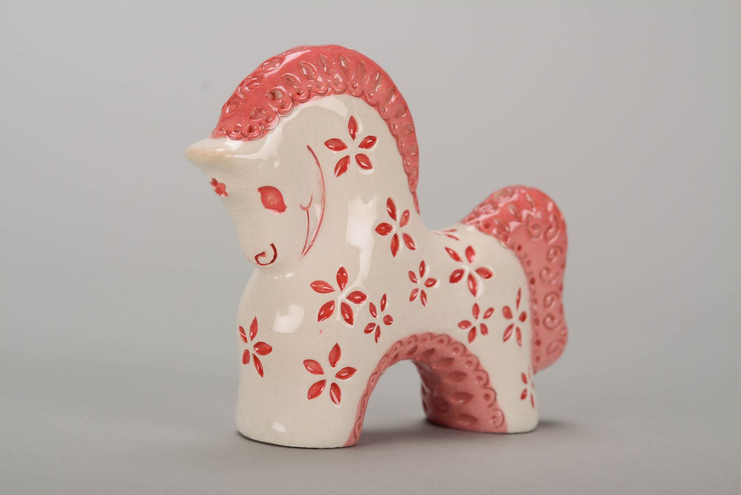 Weiße Figur aus Ton Pferdchen mit rosiger Mähne foto 1
