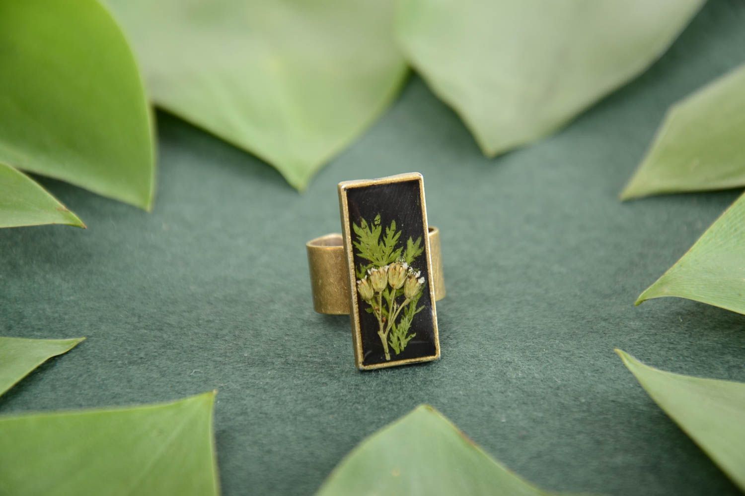 Stilvoller rechteckiger Blumen Ring mit Epoxidharz schwarz Künstler Handarbeit foto 1