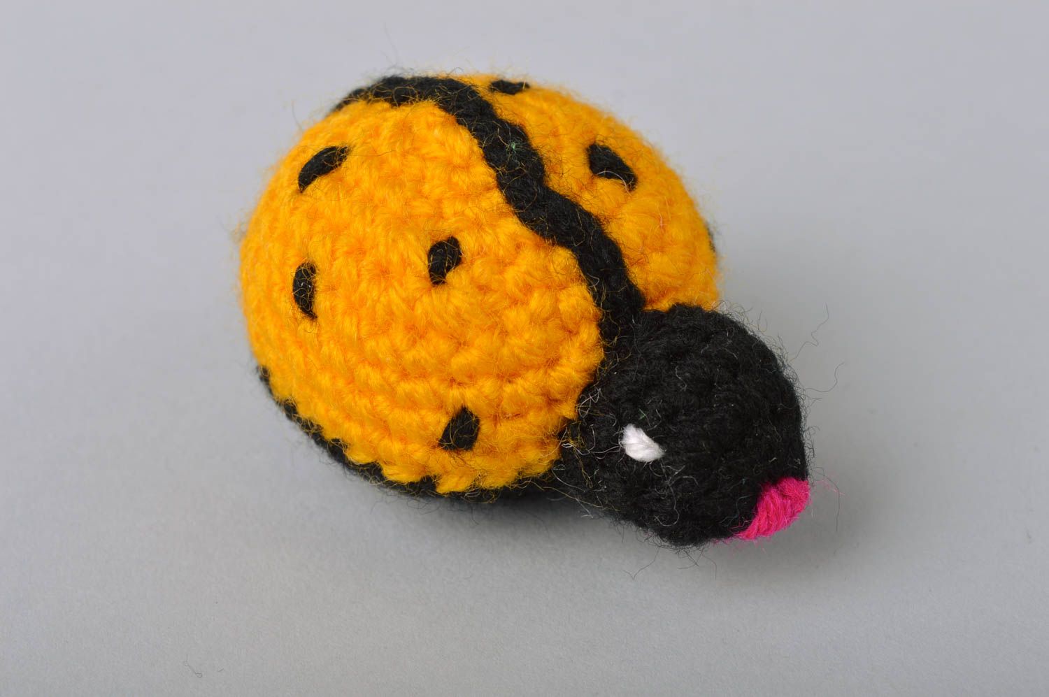 Petit jouet tricoté coccinelle jaune-noir fait main cadeau pour enfant photo 4