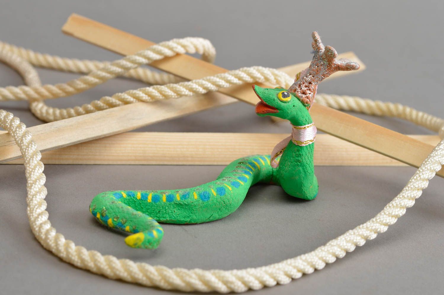 Керамический сувенир ручной работы змея королева скарапея зеленого цвета фото 1