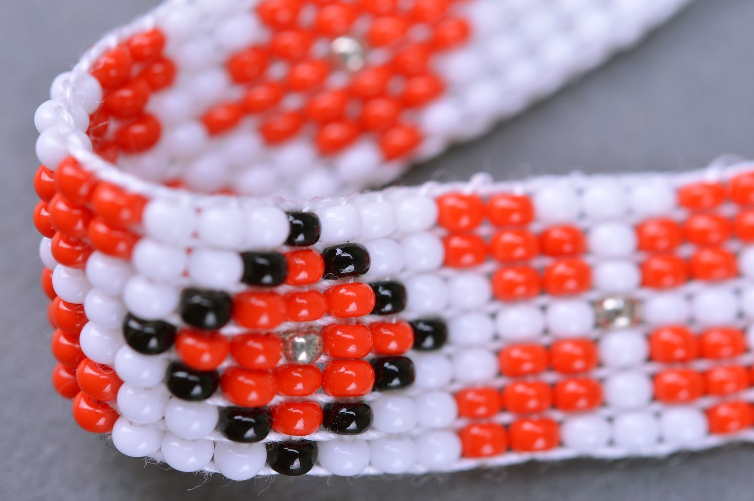Set of 2 handmade white and red beaded ornamented bracelets with ties for women photo 4