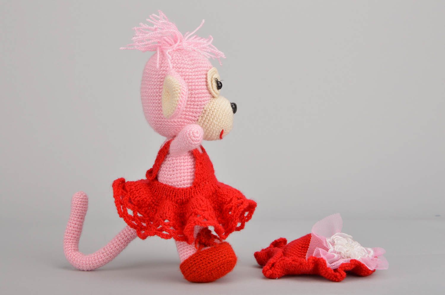 Jouet tricoté singe rose en robe rouge fait main décoration maison original photo 4