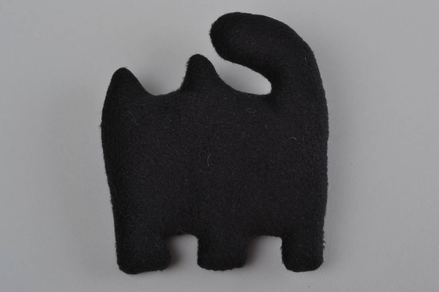 Игрушка из флиса кот мягкая черная с сердечками красивая небольшая ручной работы фото 5