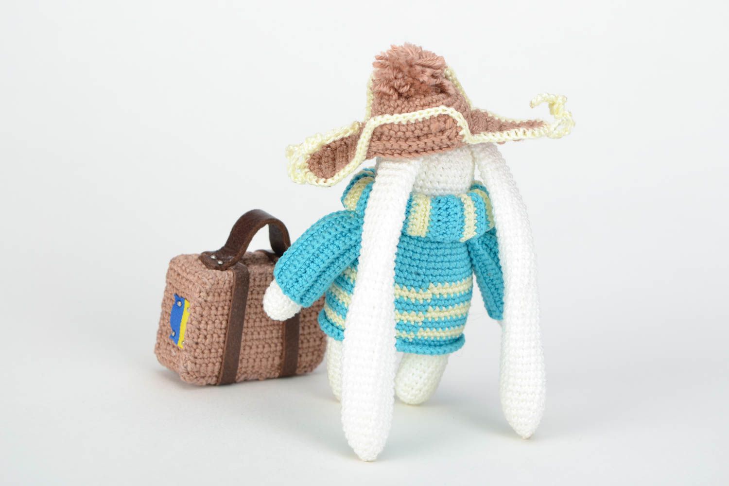 Gehäkeltes Kuscheltier Hase im Hut mit Koffer handmade für Kinder und Haus Dekor foto 5