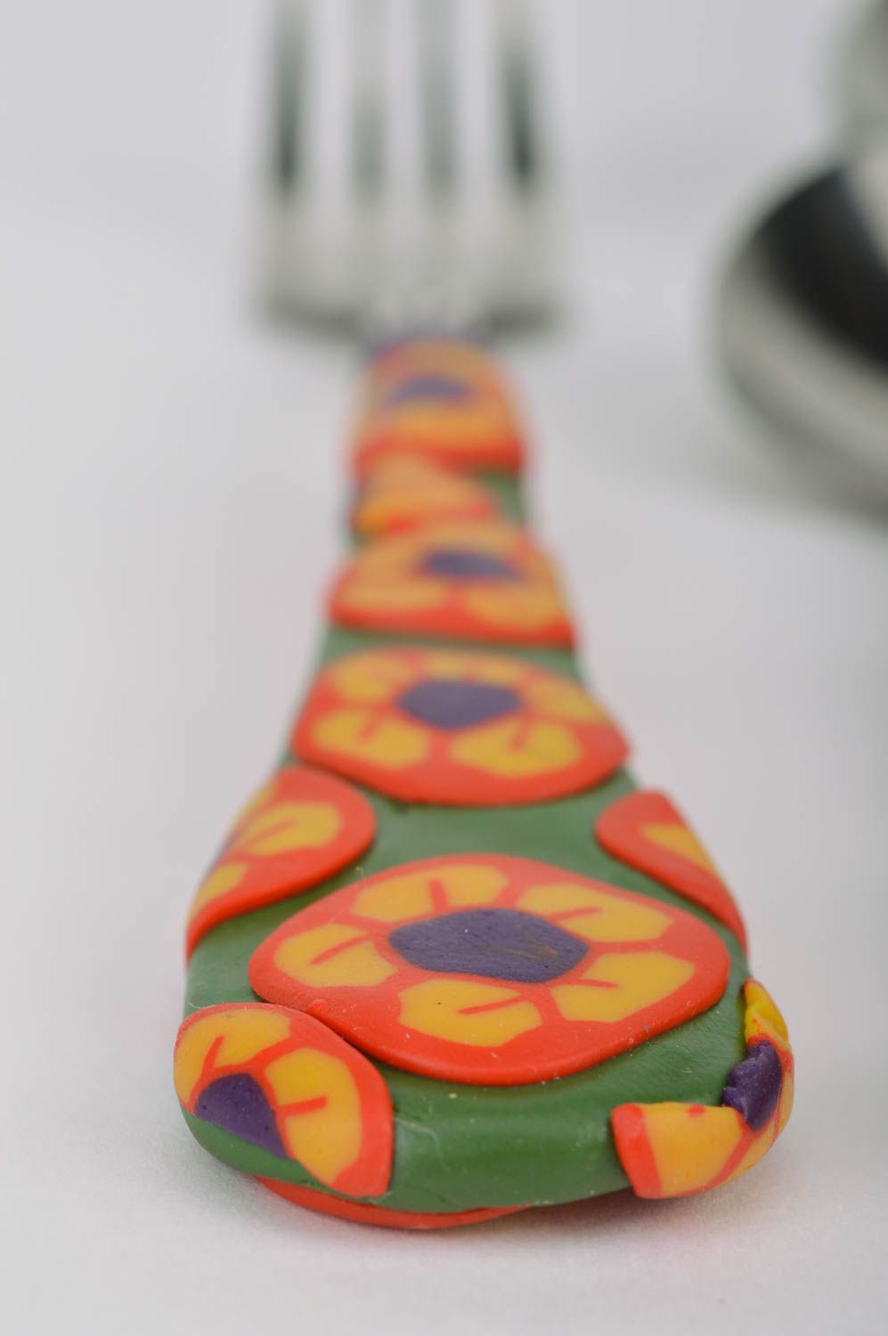 Tenedor artesanal con asa de arcilla polimérica bonito con flores original foto 4