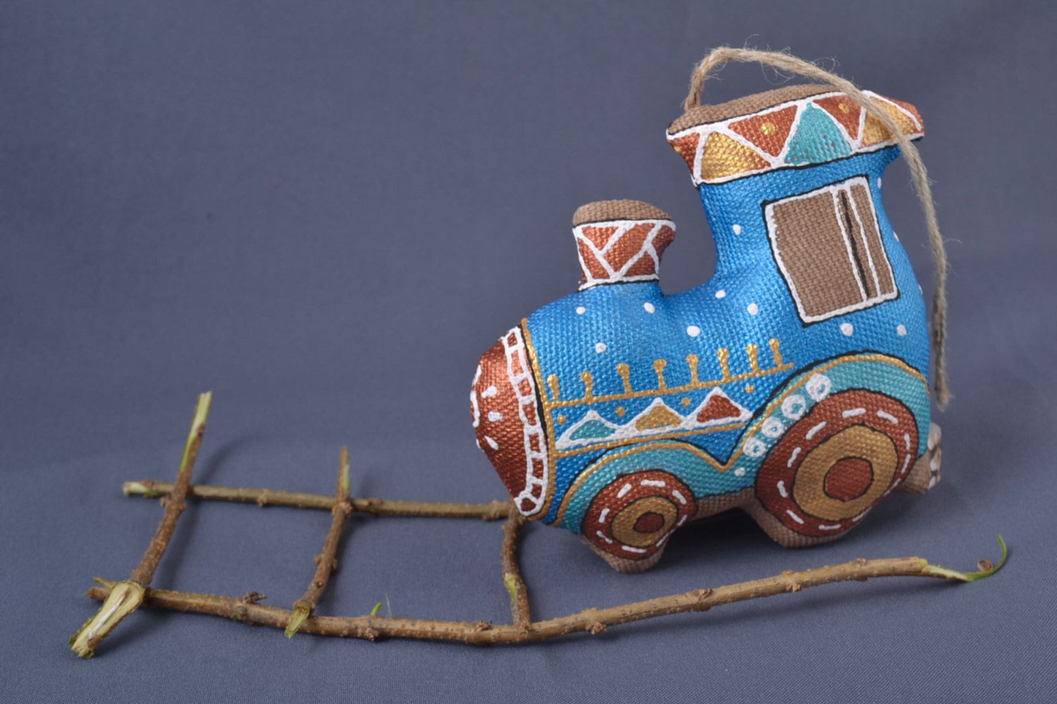Handmade Deko Anhänger aus Stoff Spielzeug Dampflok mit Bemalung foto 1