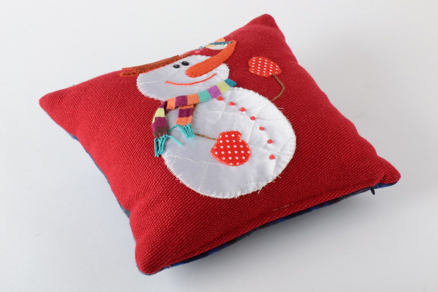 Новогодняя диванная подушка с аппликацией ручной работы красная со снеговиком фото 2