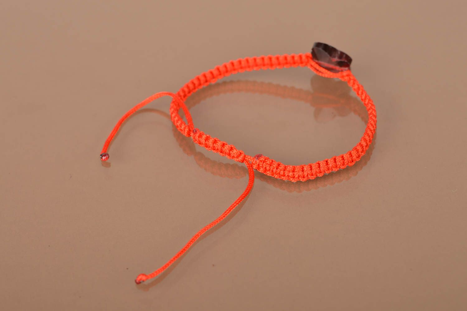 Красный браслет из вощеного шнурка с бусиной в виде бабочки ручной работы фото 5