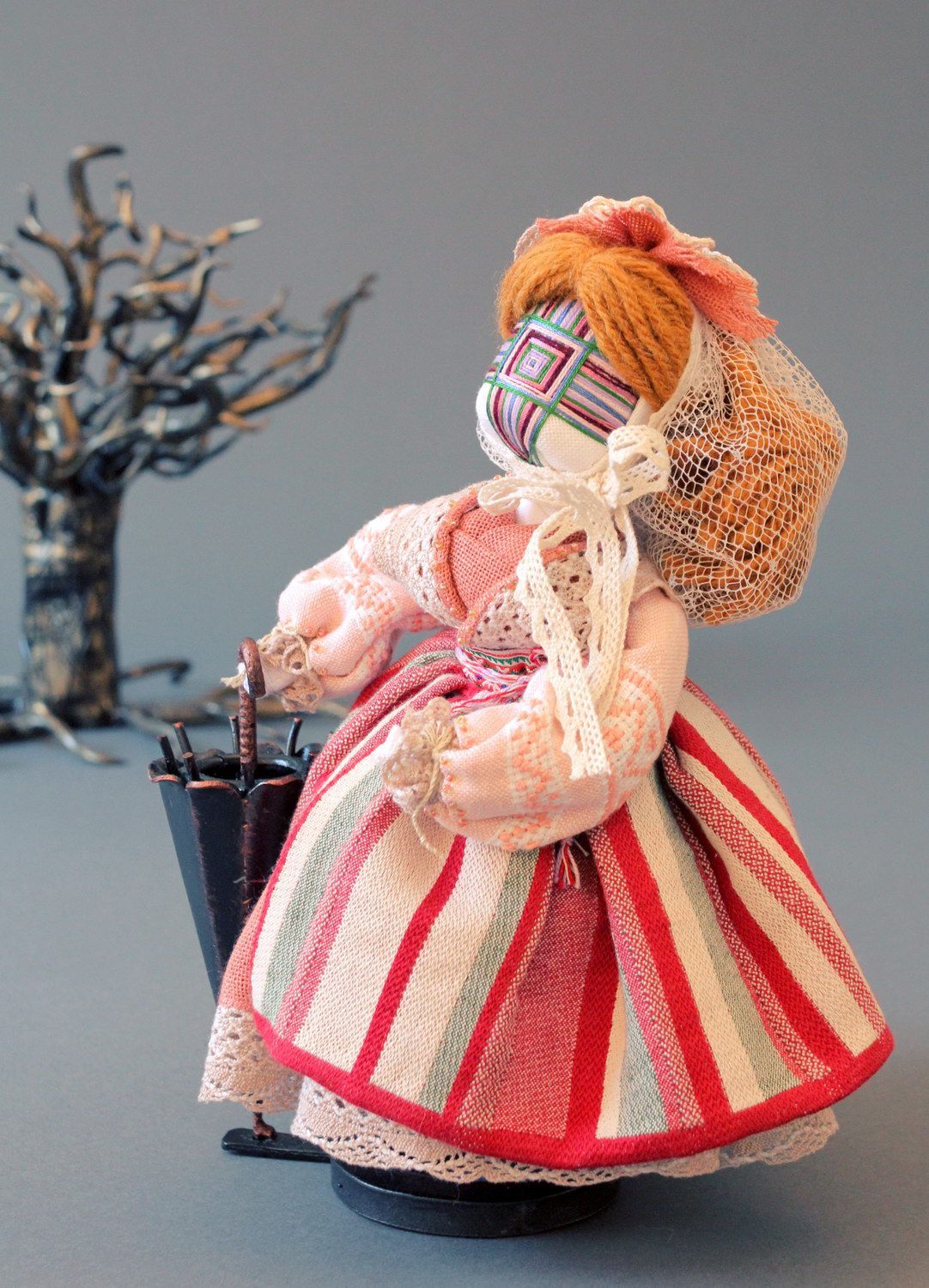 Кукла-мотанка Панночка с зонтиком фото 5