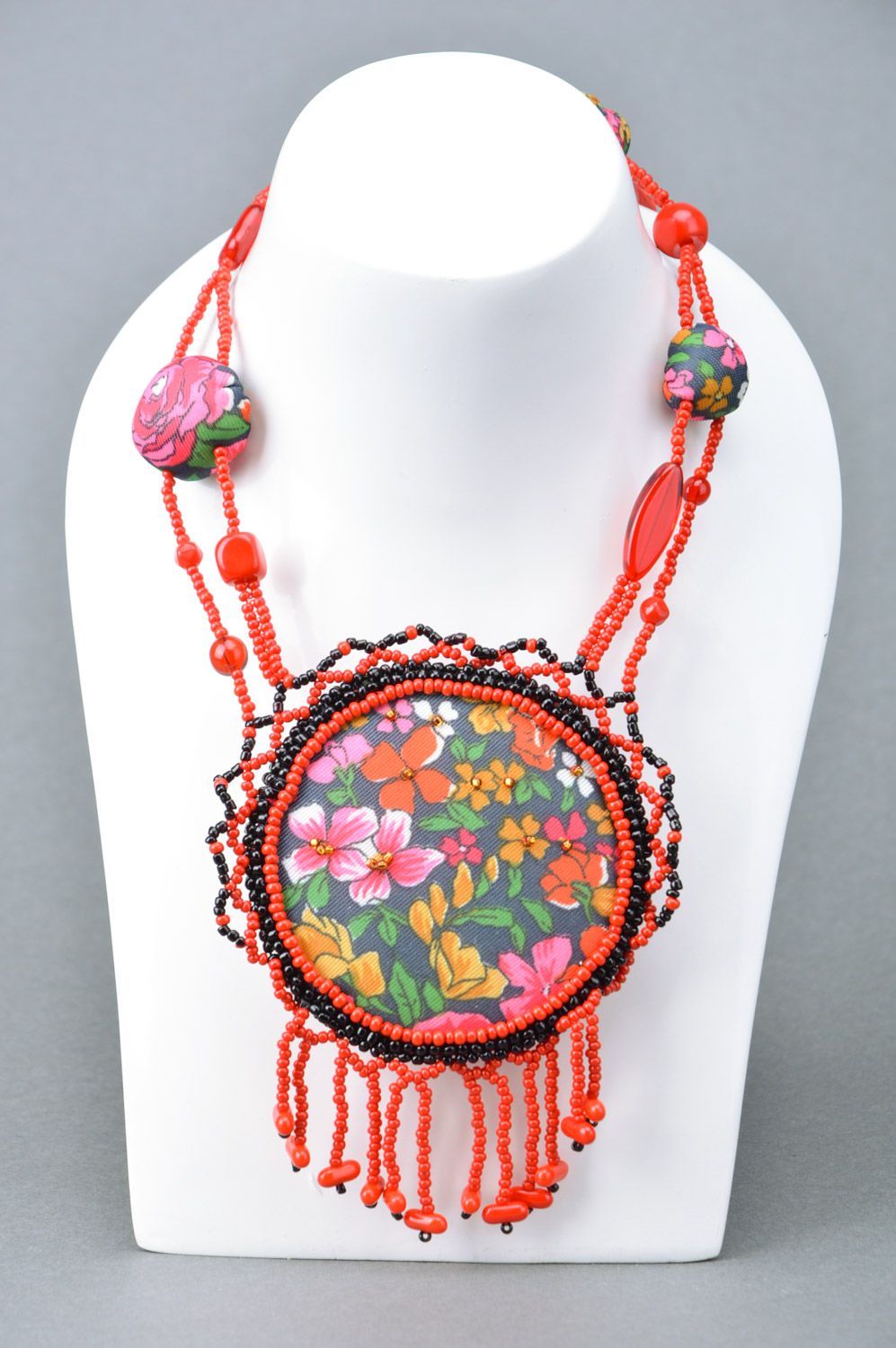 Handmade bright long beaded necklace of red color with round pendant photo 3