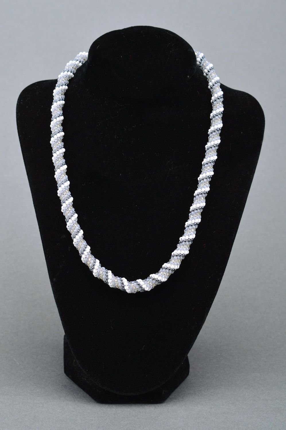 Collier spirale tressé en perles de rocailles fait main gris clair de mode  photo 3