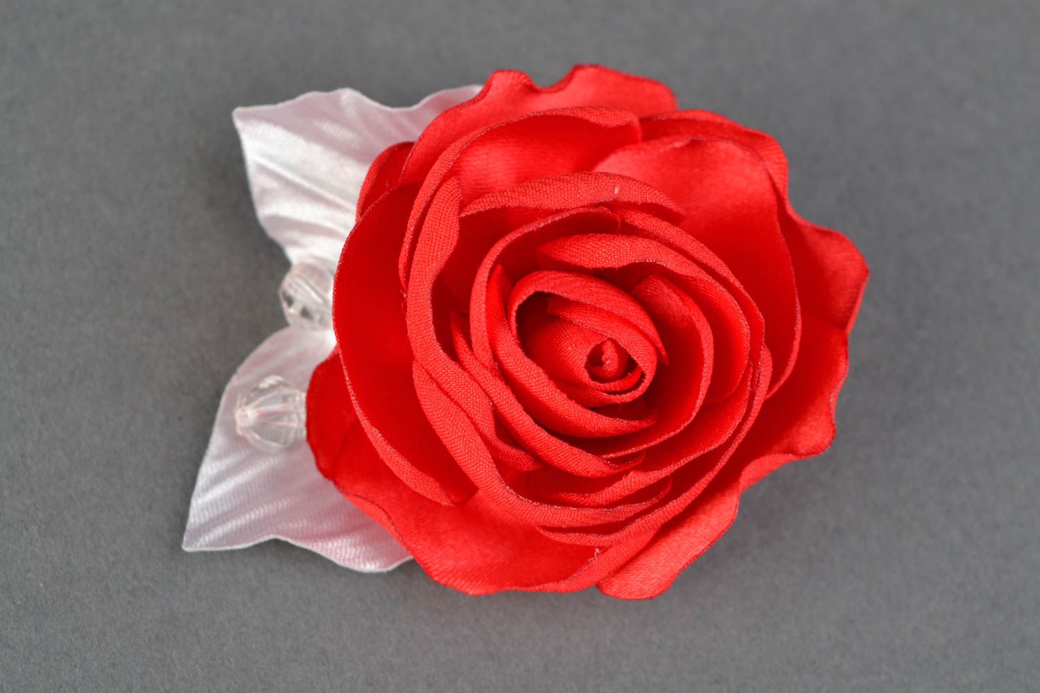 Брошь из атласа в виде красной розы фото 3