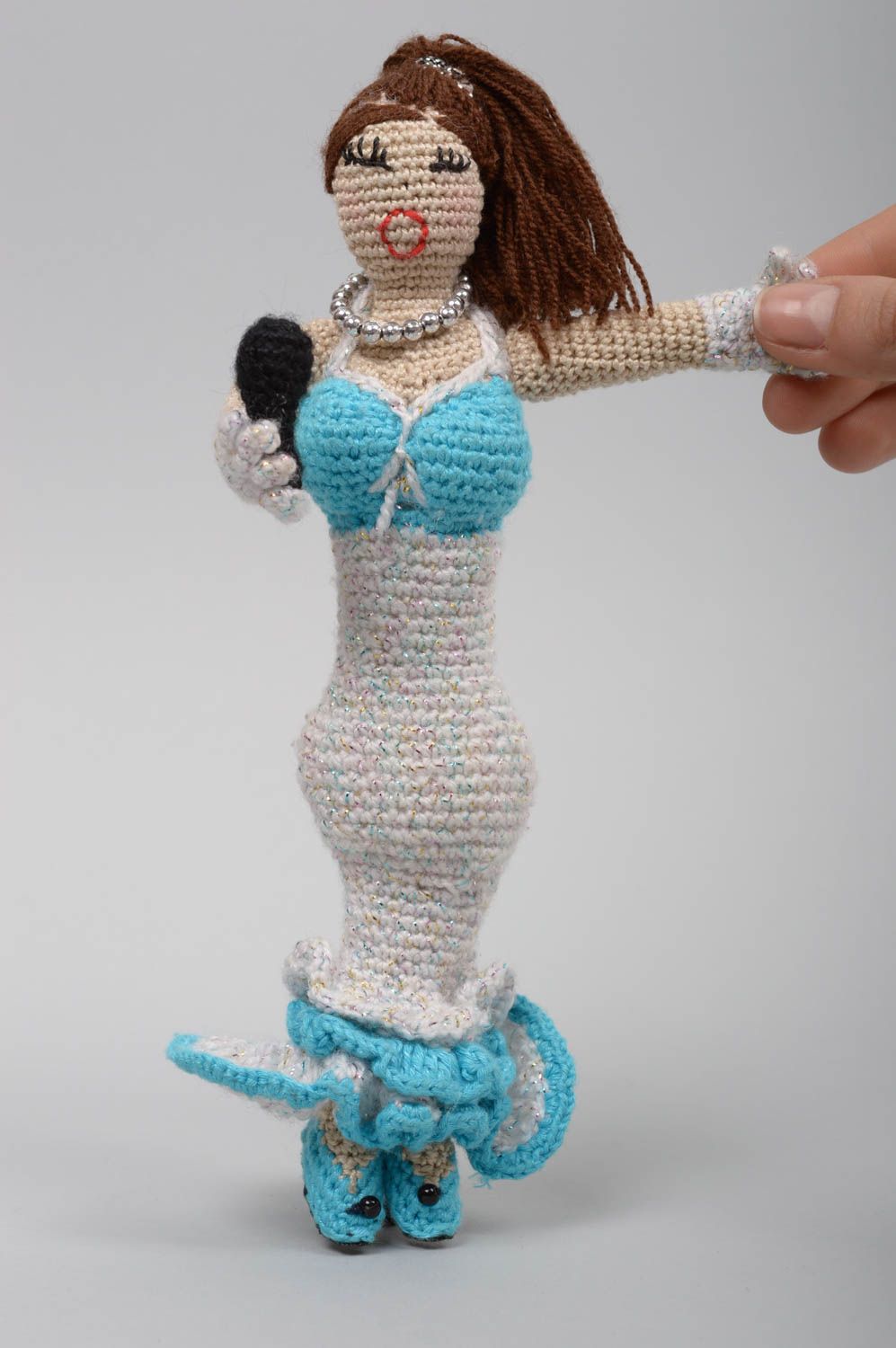 Мягкая игрушка куклы ручной работы кукла крючком из акриловых нитей Певица фото 1