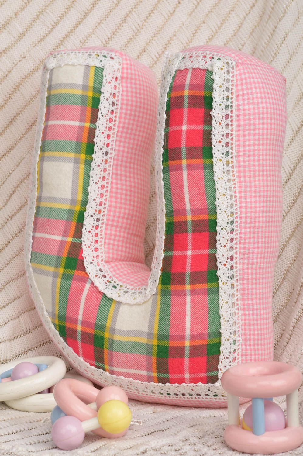 Lustiges weiches rosafarbiges handgemachter Buchstaben Kissen aus Baumwolle U foto 1