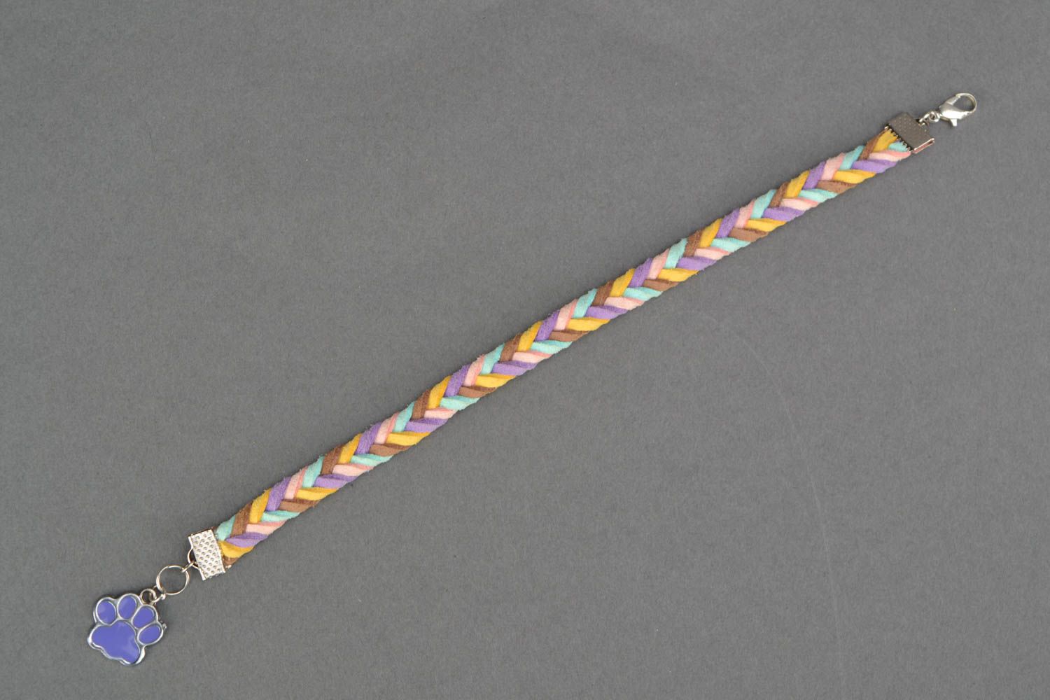Плетеный замшевый браслет с подвеской в виде лапки фото 3