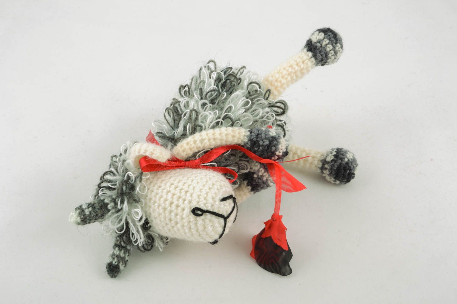 Giocattolo a maglia fatto a mano pupazzo morbido pecorella bella da bambini
 foto 1