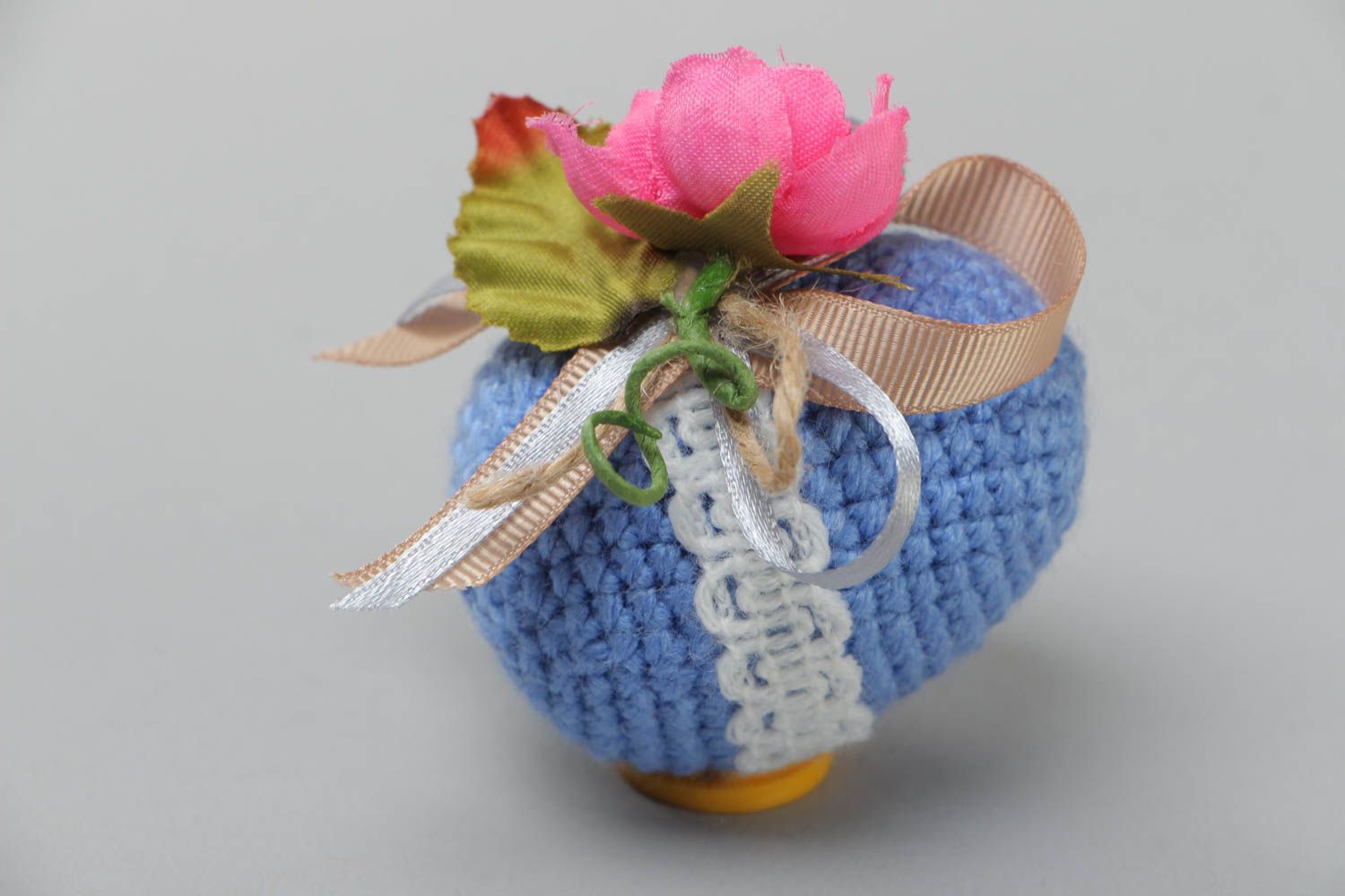 Huevo de Pascua tejido a ganchillo de acrílico artesanal con flores blando foto 4
