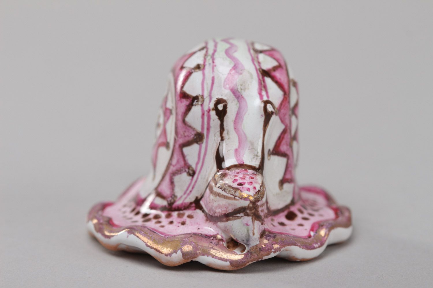 Необычная статуэтка в виде улитки из глины расписная ручной работы розовая фото 3