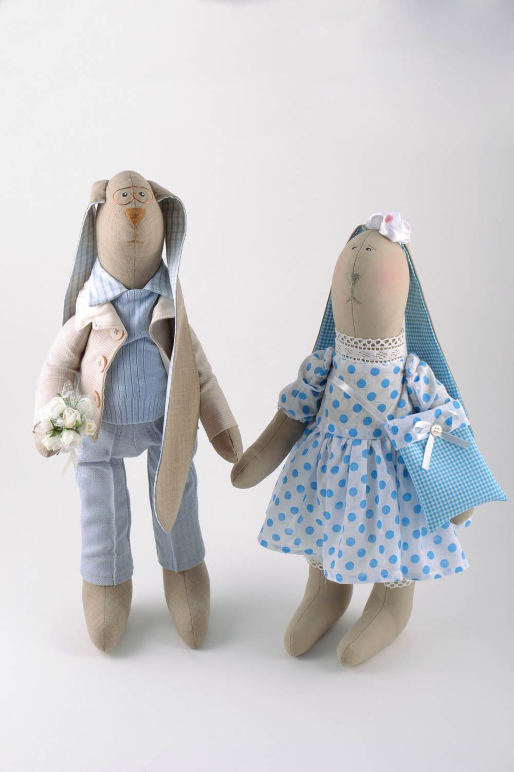 Handgemachte hübsche kuschelige Puppen für Interieur und Kinder Verliebte Hasen  foto 1