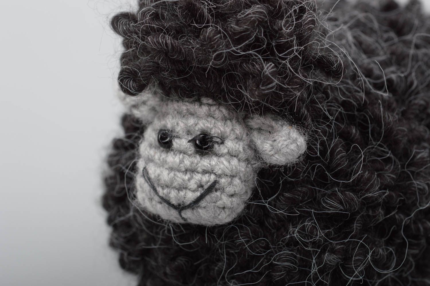 Jouet mouton Peluche faite main grise tricotée au crochet Cadeau enfant photo 3