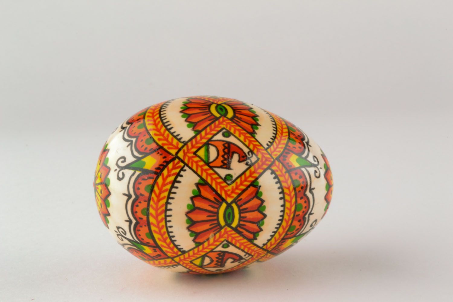 Huevo de Pascua de madera con ornamento étnico foto 4