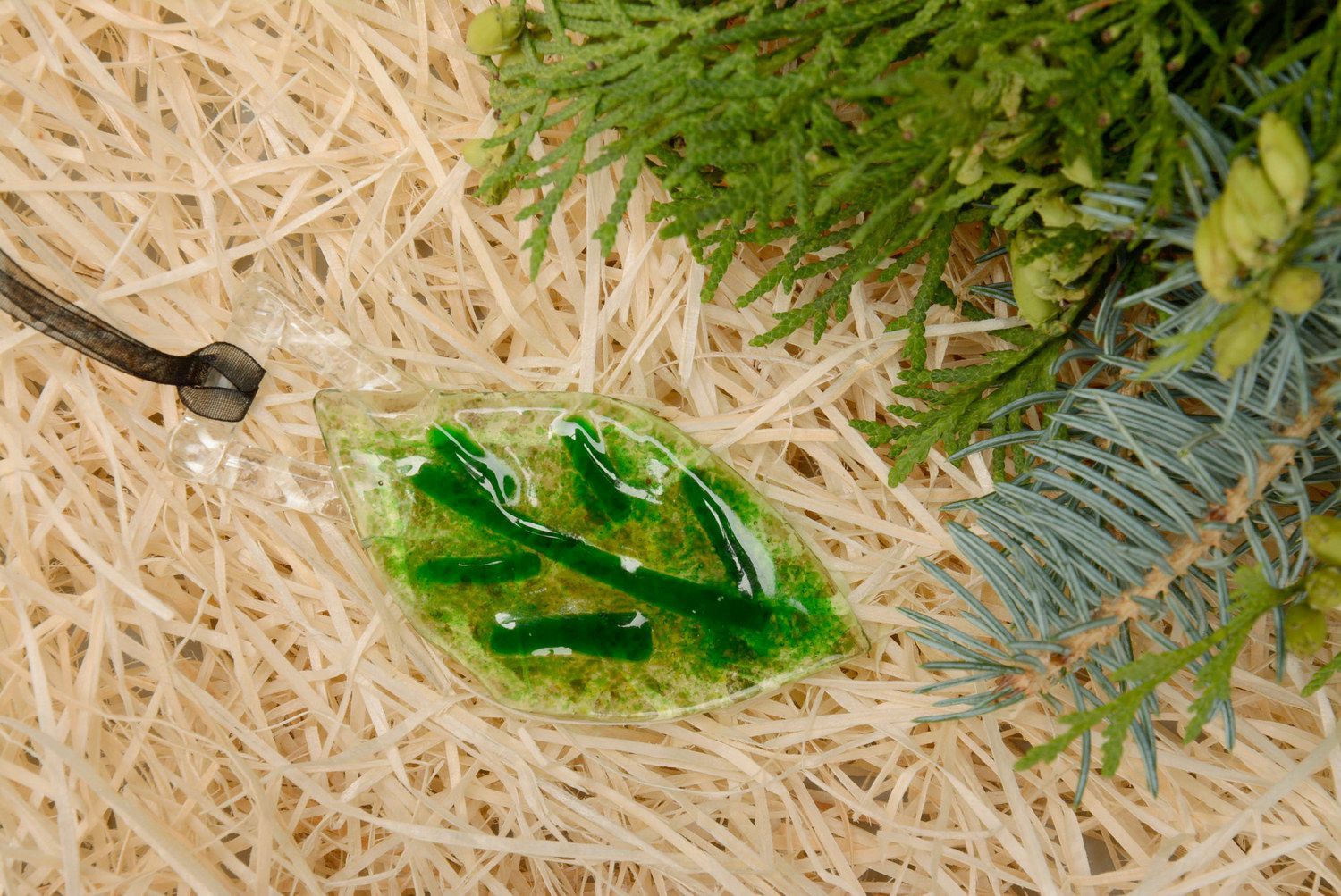 Un colgante interior hecho de cristal Una Hoja Verde foto 3