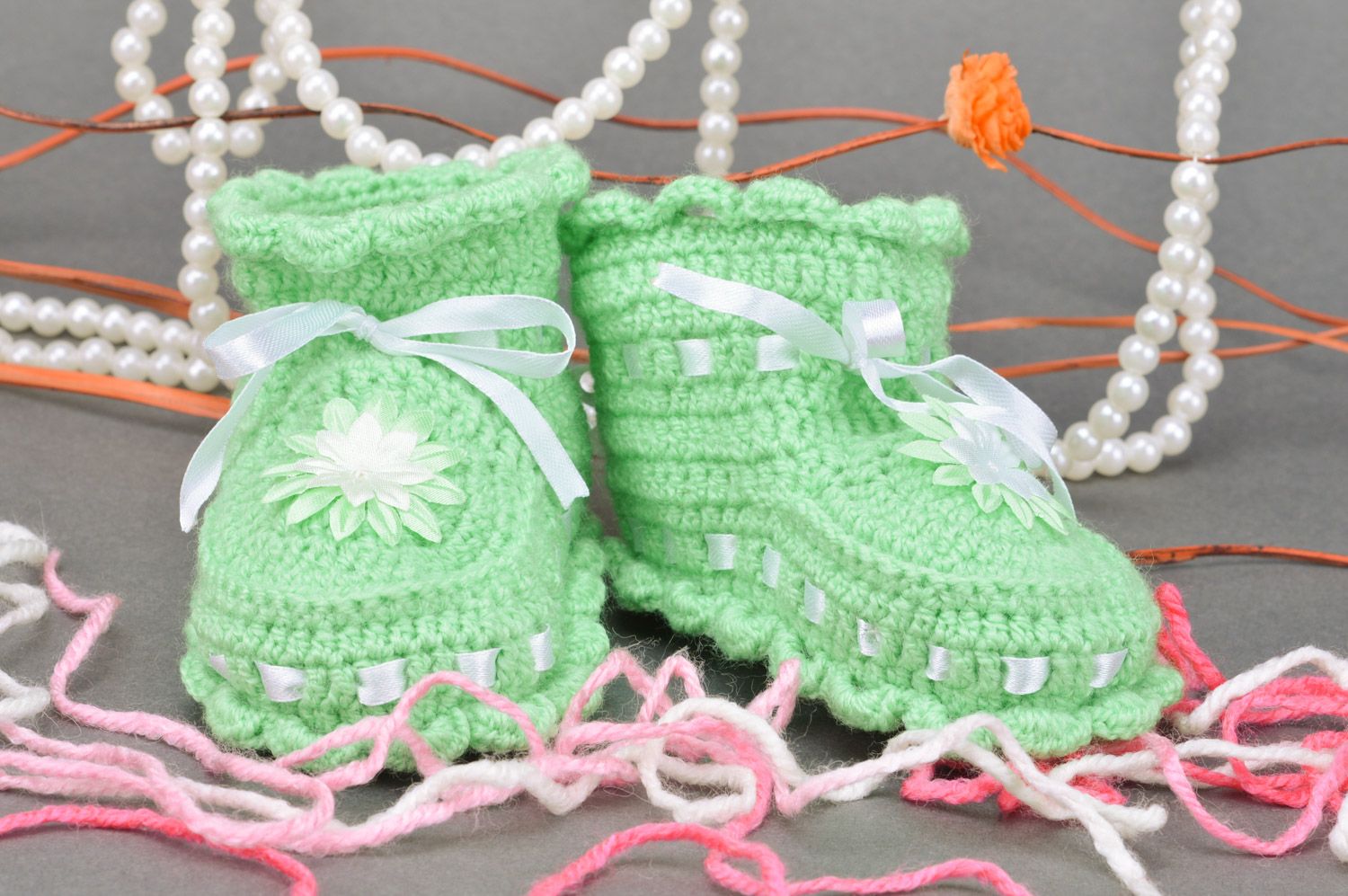 Patucos de bebé artesanales tejido a ganchillo de acrílico verdes claros con cinta para niño foto 1